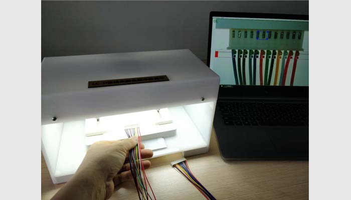 線(xiàn)束生產(chǎn)中需按指定顏色來(lái)排列線(xiàn)序。人工判別常因眼睛疲勞而產(chǎn)生錯(cuò)檢或漏檢。線(xiàn)序自動(dòng)檢測(cè)儀利用機(jī)器視覺(jué)技術(shù)，通過(guò)萬(wàn)深智能算法來(lái)對(duì)比預(yù)設(shè)參數(shù)，判定是否符合預(yù)設(shè)標(biāo)準(zhǔn)，自動(dòng)識(shí)別線(xiàn)束顏色順序并標(biāo)記輸出，100%保證無(wú)錯(cuò)位產(chǎn)品流出。