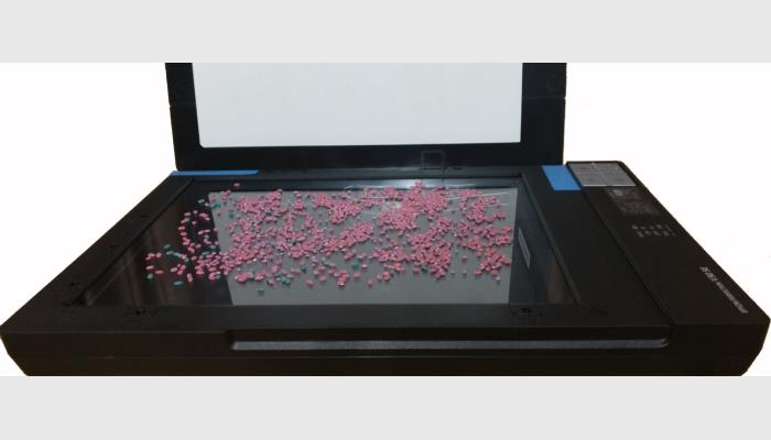 萬(wàn)深SC-P型大米加工精度檢測(cè)儀，又稱(chēng)大米加工精度儀，大米加工精度判定儀，大米留皮度檢測(cè)儀。是一款專(zhuān)用的大米加工精度檢測(cè)儀器。符合GB/T 5502-2018等標(biāo)準(zhǔn)。待測(cè)大米樣品經(jīng)專(zhuān)用染色劑（伊紅Y-亞甲基藍(lán)）染色后，大米上的留皮和胚為藍(lán)綠色，胚乳為紫紅色，儀器專(zhuān)用的智能識(shí)別軟件由大米留皮度及其占比來(lái)自動(dòng)分析出大米樣品的加工精度。該儀器主要適用于科研院所、檢測(cè)單位、碾米廠(chǎng)和流通企業(yè)等。