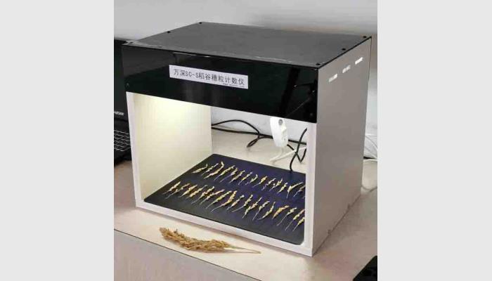 萬(wàn)深SC-S型稻谷穗形粒數(shù)考種儀，稻谷穗粒計(jì)數(shù)分析儀，稻穗計(jì)數(shù)分析儀。由800萬(wàn)像素自動(dòng)對(duì)焦拍攝箱體、智能化稻穗分枝數(shù)粒測(cè)長(zhǎng)軟件、穗枝放置與尺寸標(biāo)定板等組成。是免培訓(xùn)的傻瓜式分析儀，專(zhuān)用于水稻快速測(cè)產(chǎn)與育種考種。