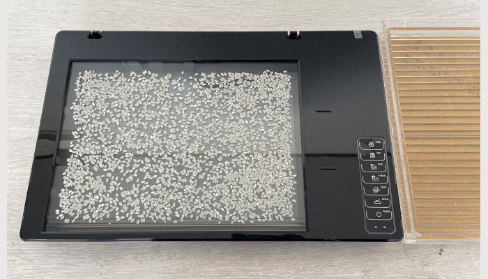 SC-E0型大米外觀(guān)品質(zhì)檢測(cè)儀，又稱(chēng)稻米品質(zhì)分析儀，米質(zhì)判定儀，大米外觀(guān)品質(zhì)分析儀。可一次性測(cè)量自動(dòng)分析30g以上大米樣品的整精米率、碎米率、堊白度/率、黃粒米率、大米顏色黃度指數(shù)、大米白度等。